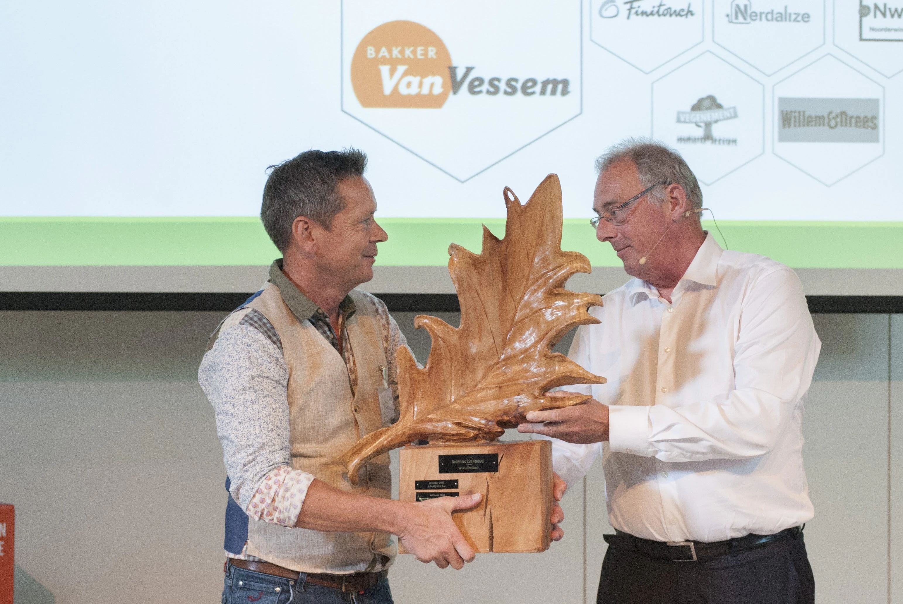 Jos Huijbregts, eigenaar van Bakkerij van Vessem, neemt de trofee in ontvangst.
Foto: gemeente Haarlem