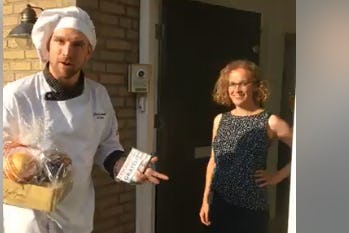 Tijs Evers reikt de prijs uit aan een van de bewoners van de Kloosterstraat.
Foto: still fb