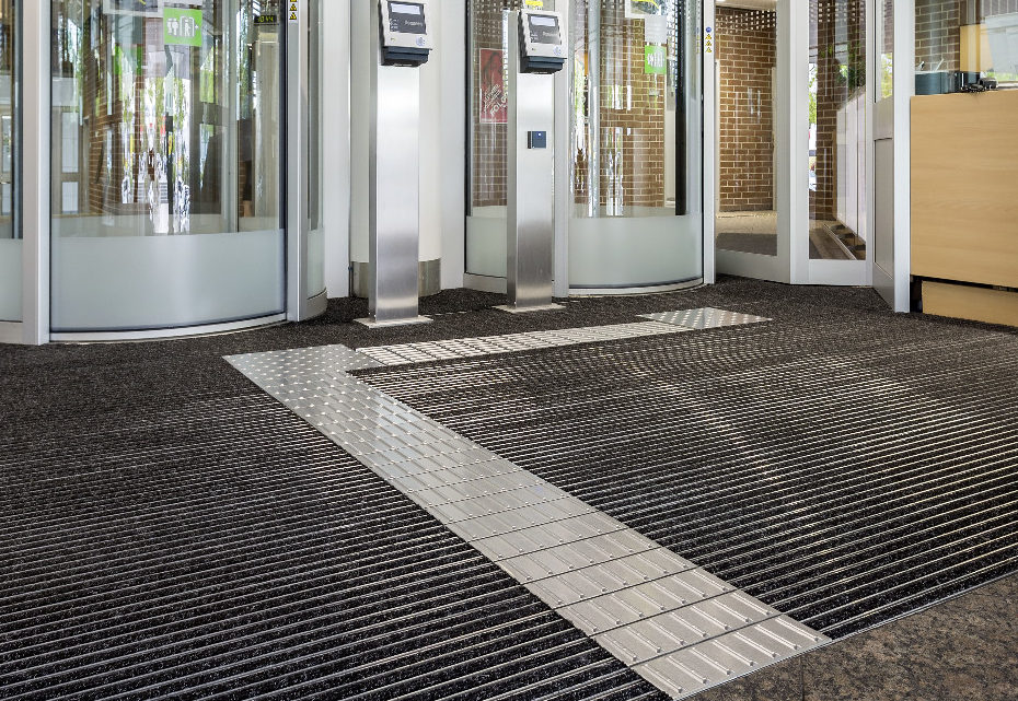 Met gebruik van de blindengeleidenstok is de mat goed hoorbaar en dus beter herkenbaar voor blinden en slechtzienden.
Foto: Emco