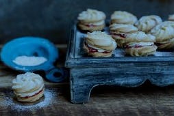 Heel Holland Bakt-winnaar komt met Koekjesbijbel