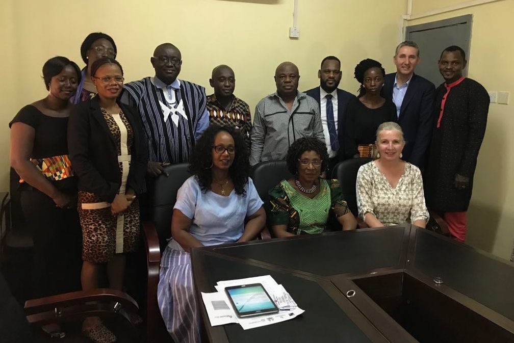 Eric van Otten (staand 2e v rechts) sprak meerdere overheidsdelegaties om de Baketainer weg te zetten in arme gebieden.
Foto: Van Otten