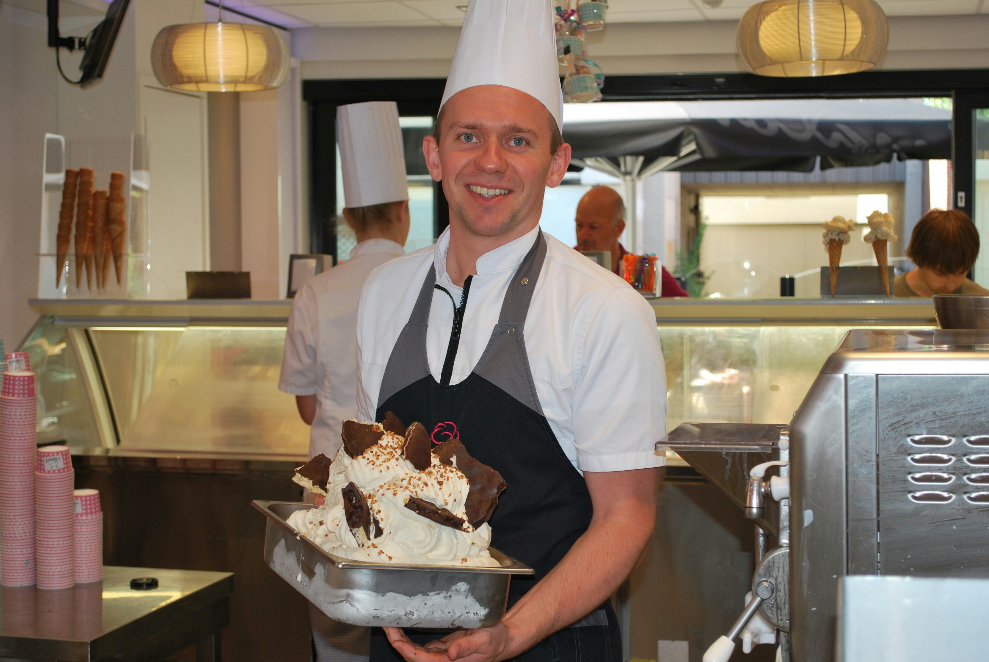 IJsmaker Jeroen Koning van ijssalon De Roset maakt ijs met verse melk, slagroom, 
suiker, vers fruit en echte ingrediënten.