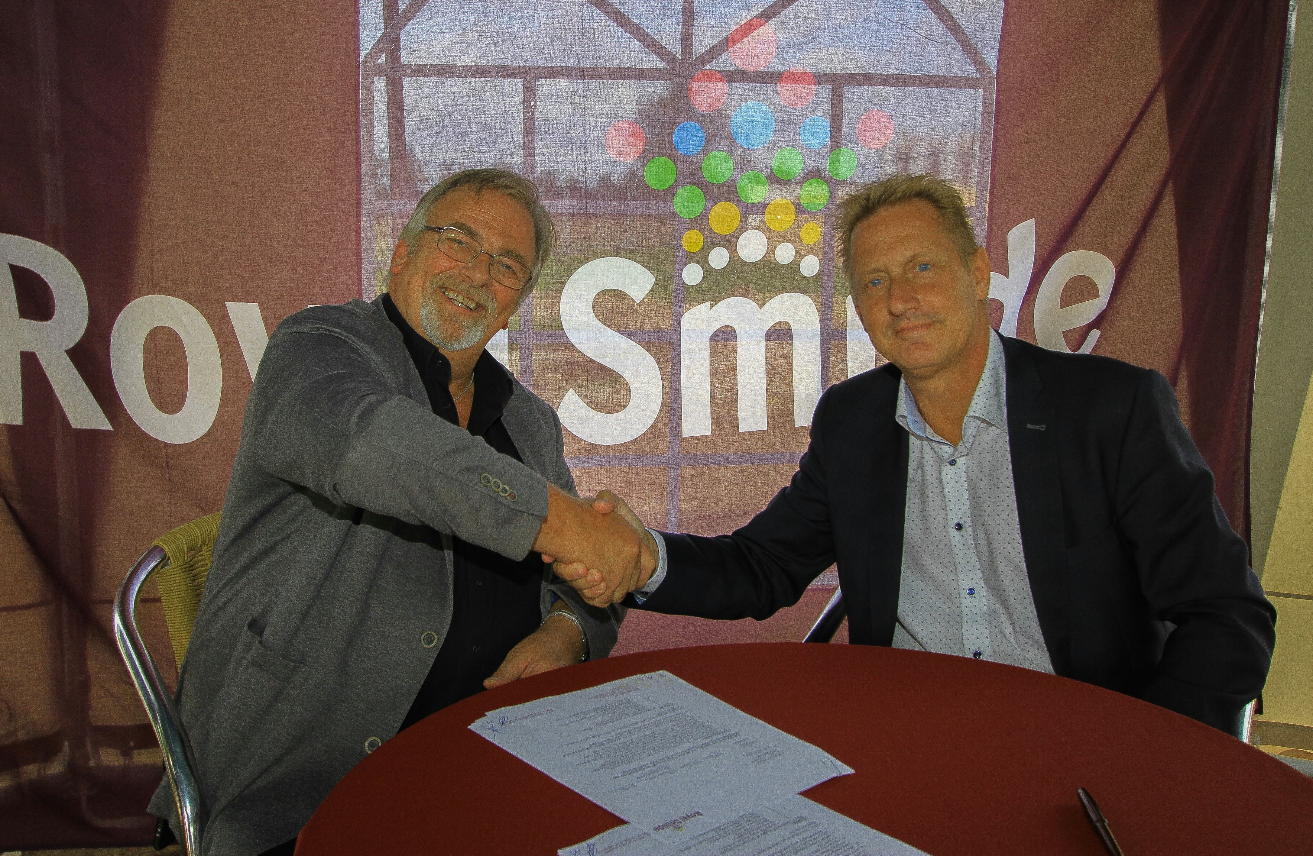 L. de Graaf van Jorritsma Bouw (links) en Ronald Prince van Royal Smilde hebben het contract voor de nieuwbouw ondertekend.