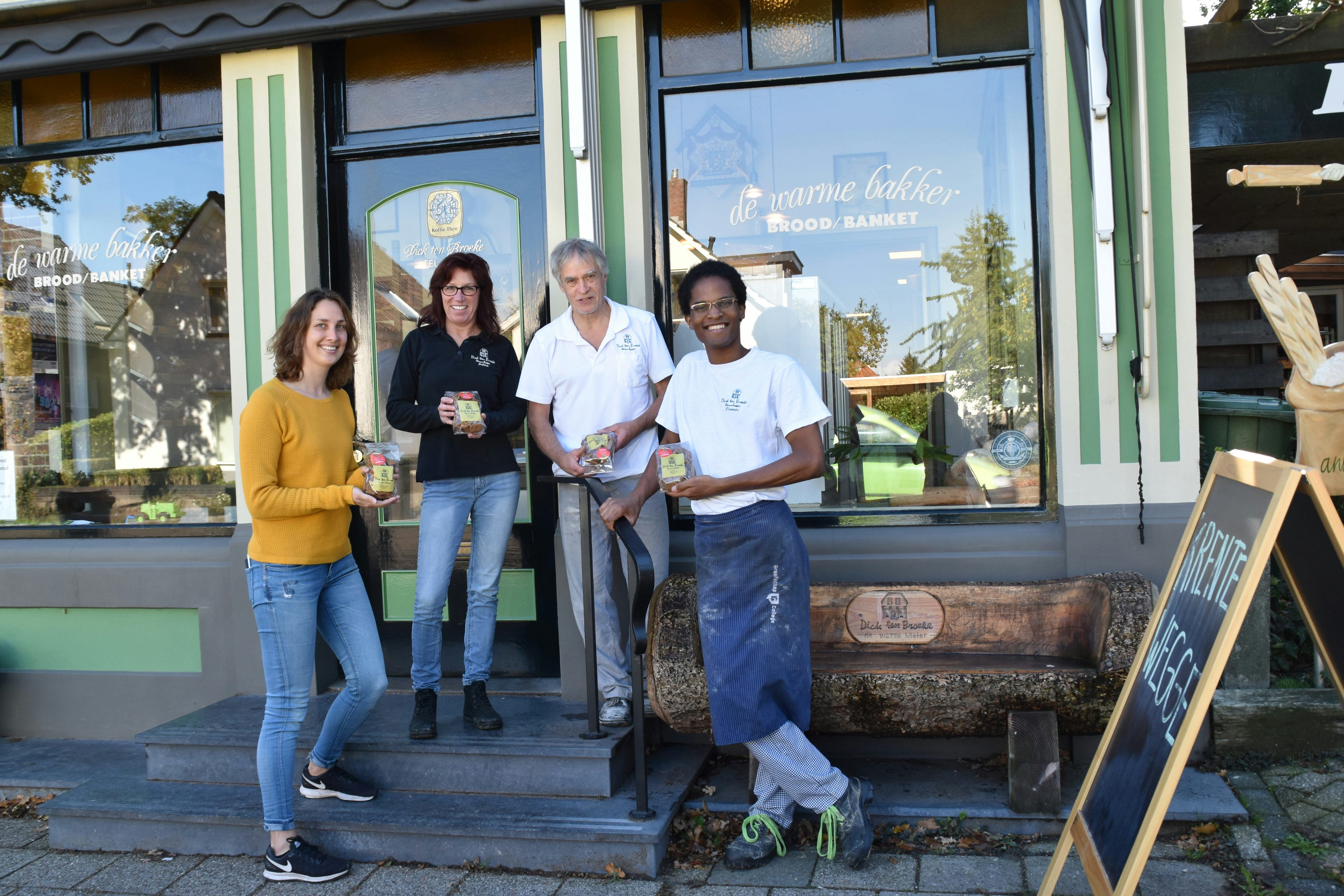 Tetske Rouweler van de organisatie, Jolien, Dick en Ernesto van Bakkerij Dick ten Broeke tonen de verpakte minispeculaasjes.