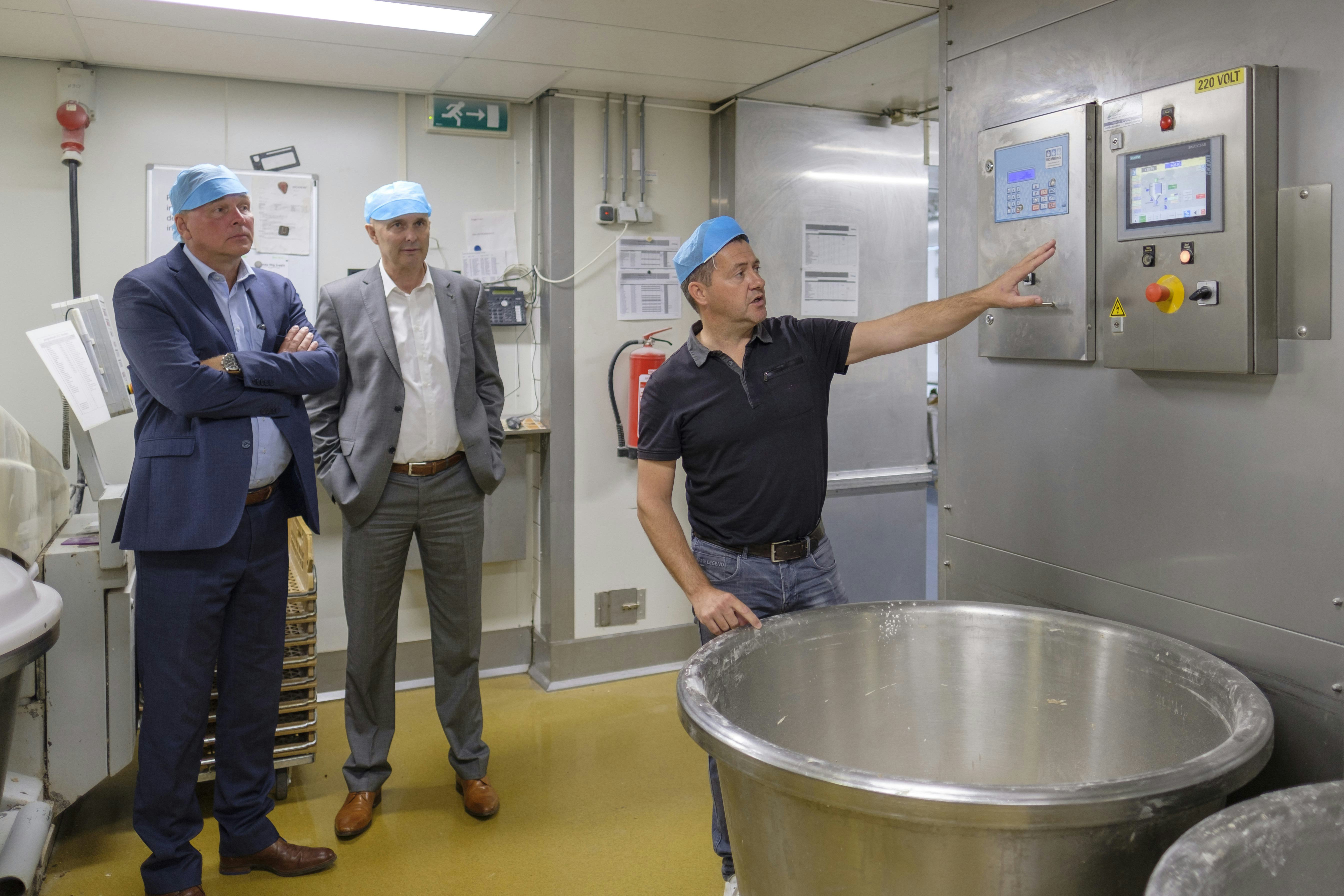 (C) Roel Dijkstra / Joep van der Pal
Spijkenisse - AB Mauri introduceert een nieuwe methode van gistverwerking in de bakkerij. Bij Bakkerij Voskamp in Spijkenisse is de zogenoemde Konings installatie al in gebruik genomen.