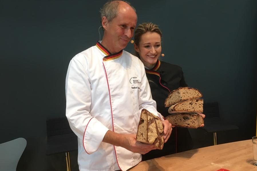 Duitse Meester Bakkers Manfred Stiefel en Sonja Laböck combineren keuren en presenteren.
Foto's: Marijke Buijs