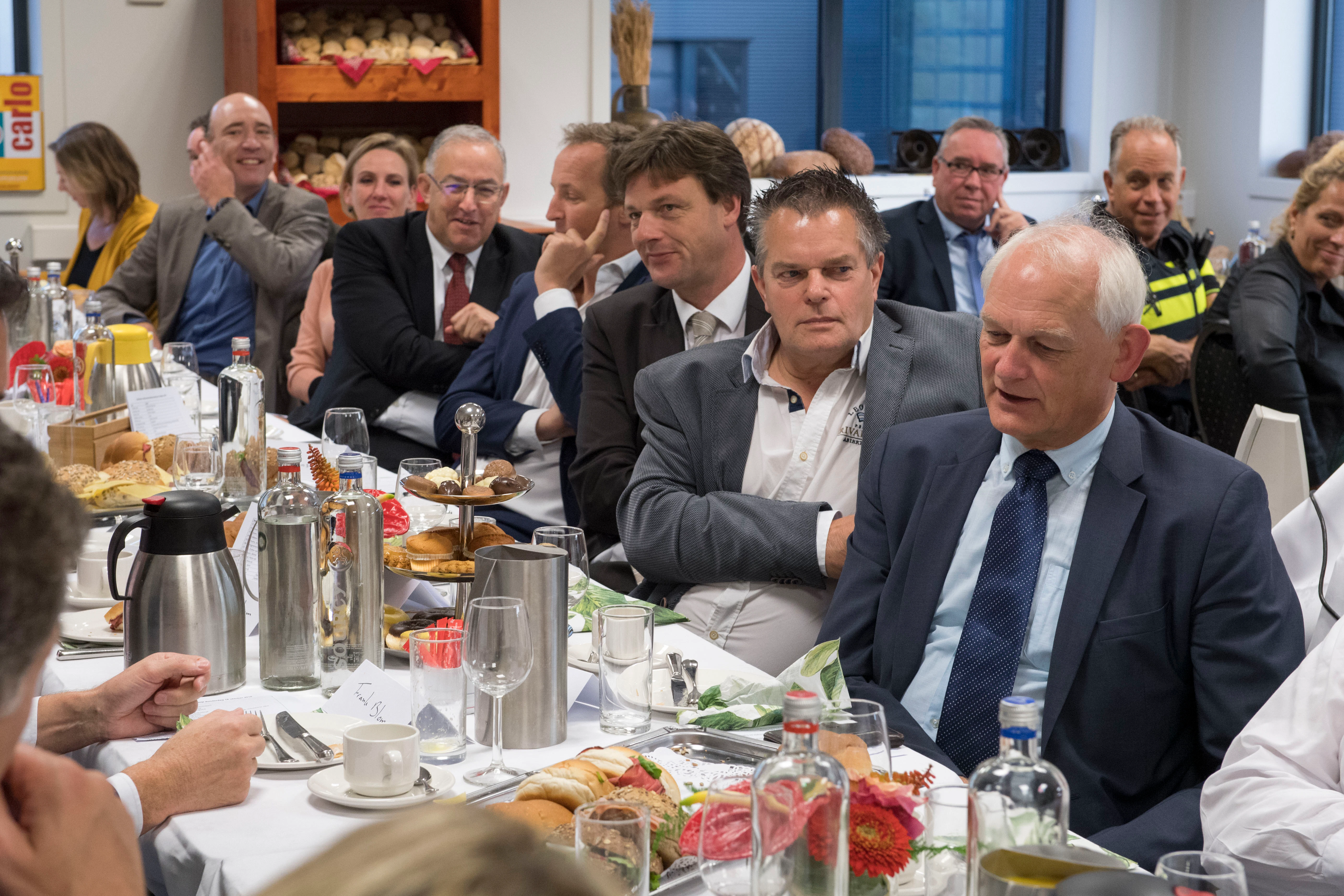 Burgemeester Lamers (r) en Aboutaleb ontbijten met ondernemers bij Bakkerij Remmerswaal