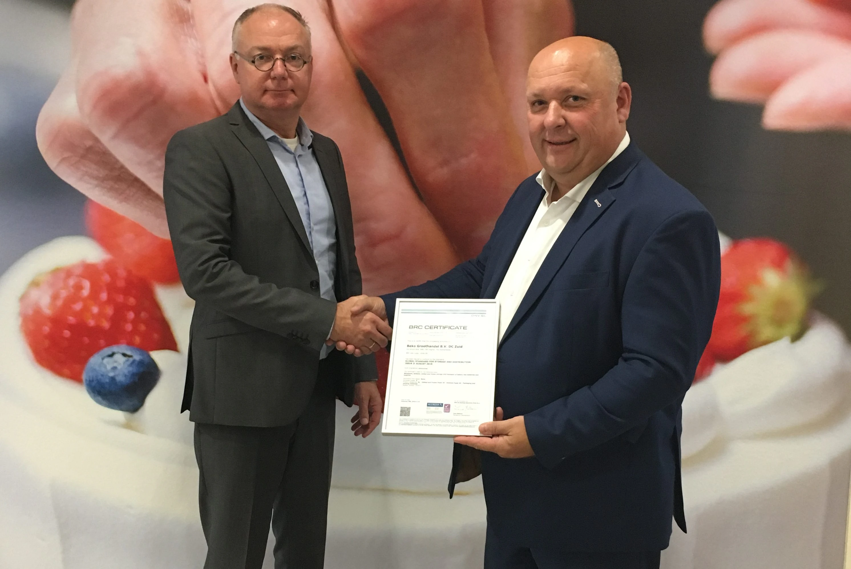 Pieter Lemstra (l) overhandigt het certifcaat aan Harry Budding.
Foto: Beko