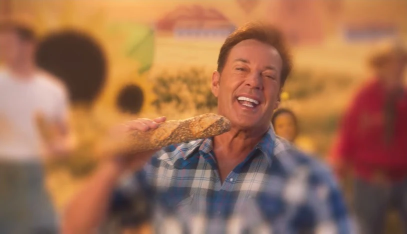 Een still uit de Lidl-commercial met Gerard Joling. Afbeelding: Lidl Nederland / Facebook