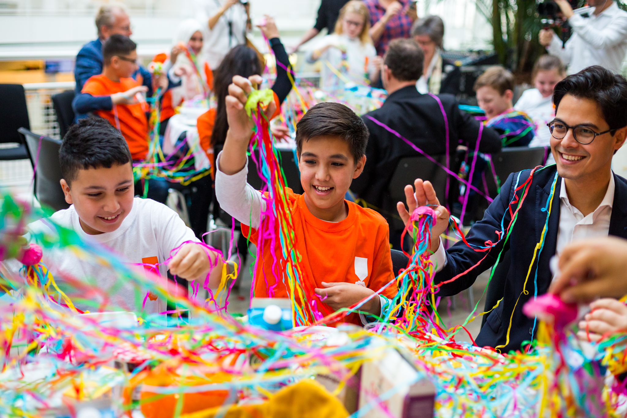 Dertig leden van de Eerste en Tweede Kamer hebben vanmorgen met 25 basisschoolkinderen in het Atrium van het Haagse stadhuis. Beeld © JoniIsraeli.com
