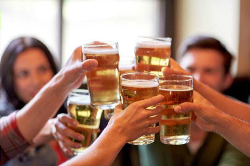 Het RIVM berekende dat alcoholgebruik van werknemers bedrijven bijna €2 miljard per jaar kost. Foto: Shutterstock