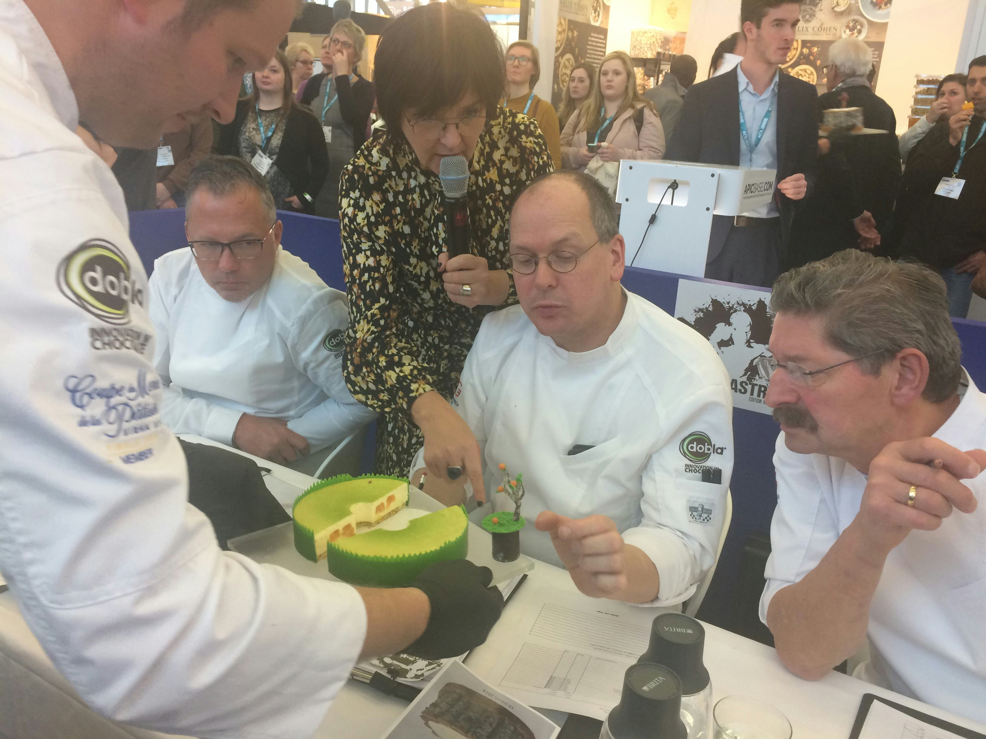 De jury beoordeelt de inzending van Ruben van Trigt en Bram Wakker.