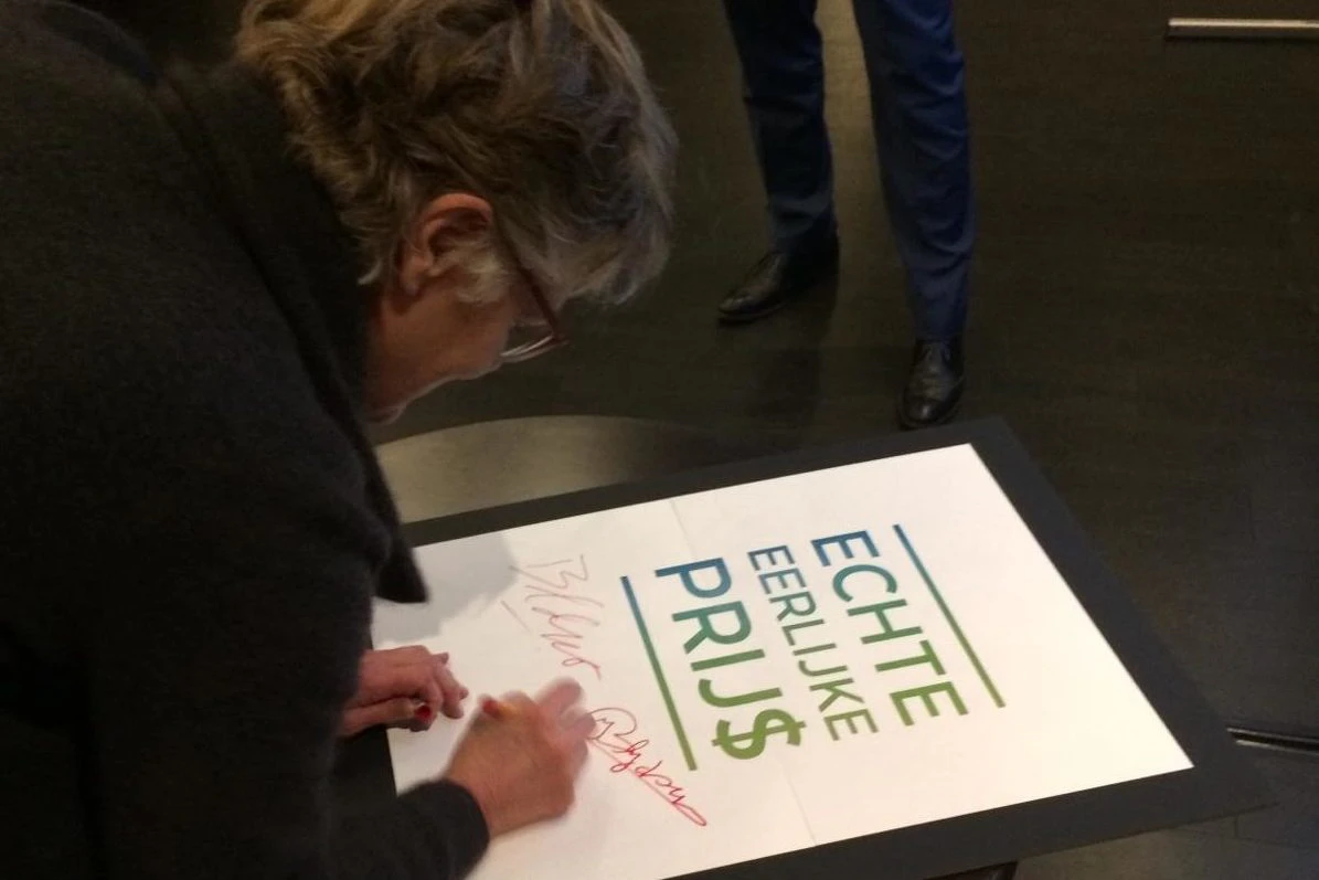 Namens het ministerie van Landbouw, onderdeel van het Topsectorenbeleid, ondertekent Janneke Blijdorp 'de aftrap' van het onderzoek.
Foto: AMR