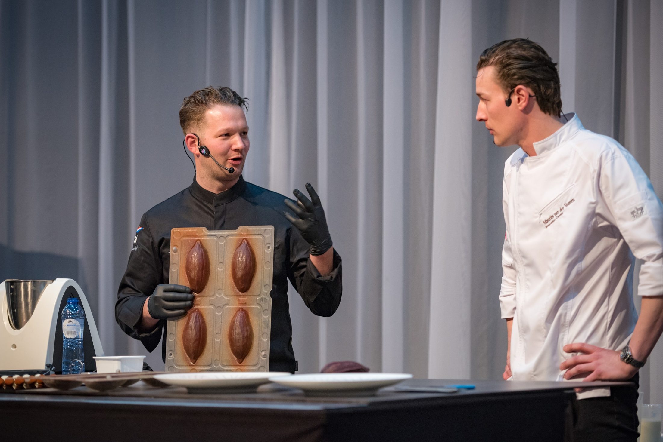 Bart de Gans (l) en Maurits van der Vooren tijdens een chocoladedemonstratie op Bakkersvak 2018.
Foto: Easyfairs