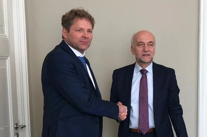Alfred Bruin (holding directeur van de Royal Steensma-groep) schudt Karel van Bennekom (eigenaar van Bak Speciaal) de hand over de overname. Royal Steensma neemt met terugwerkende kracht per 1 januari 2019 de aandelen over en wordt daarmee per direct eigenaar van Bak Speciaal.
