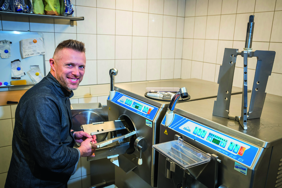 <h1>Fer Botterweck plaatst het roerwerk in één van zijn Carpigiani-ijsmachines</h1>