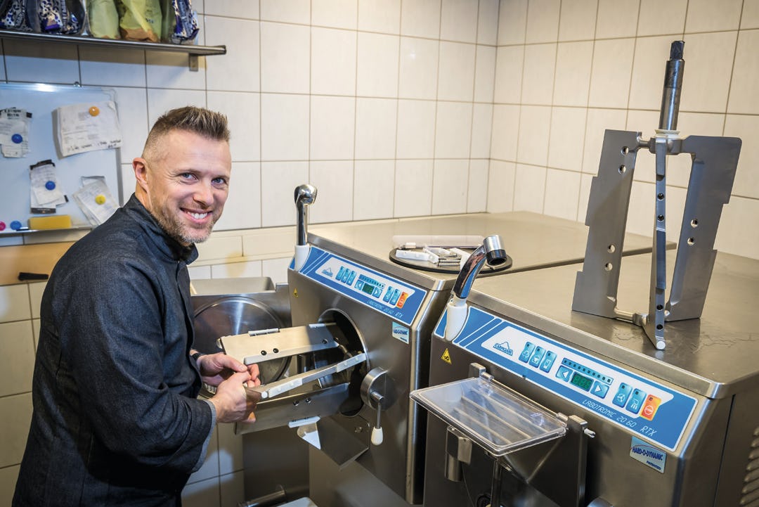 <h1>Fer Botterweck plaatst het roerwerk in één van zijn Carpigiani-ijsmachines</h1>
