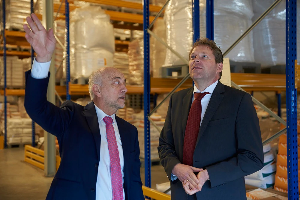 Karel van Bennekom (links), eigenaar van Bak Speciaal, en Alfred Bruin (holding directeur Royal Steensma) in het magazijn van Bak Speciaal in Nijkerk.