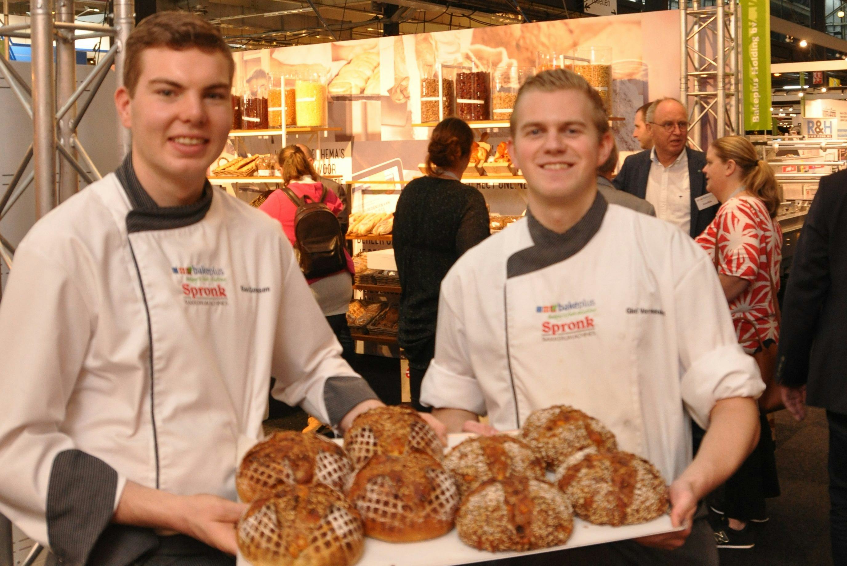 Tijdens Bakkersvak ’19 hebben Bas Goossen en Giel Vermeulen de Bakeplus stand dagelijks voorzien van verse broodproducten.