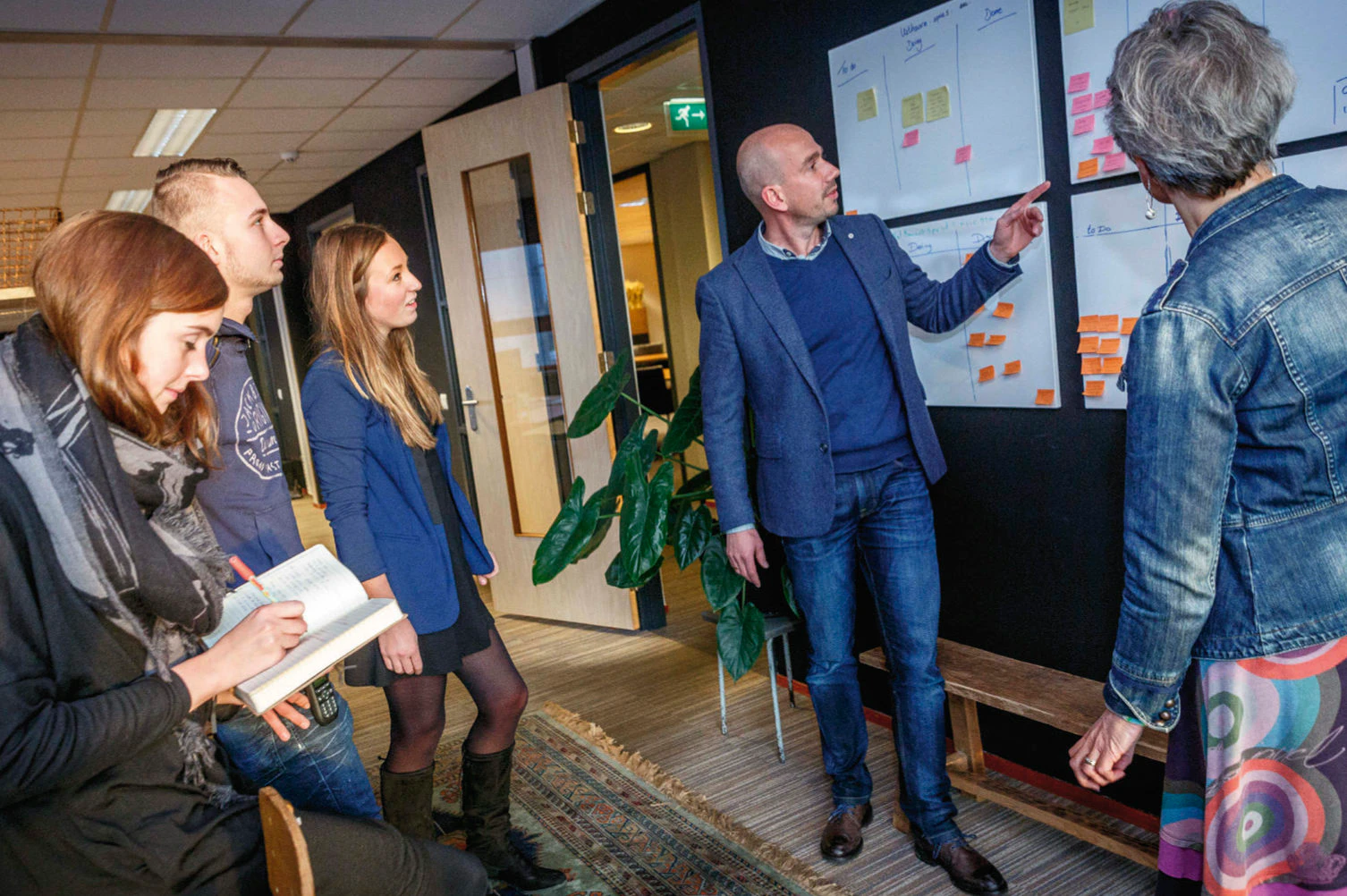 Werkoverleg (hier op een archieffoto bij Bakkerij Van Maanen) is bij herhaling nodig om medewerkers het belang van preventie te laten inzien. Foto: Fotobureau Roel Dijkstra)