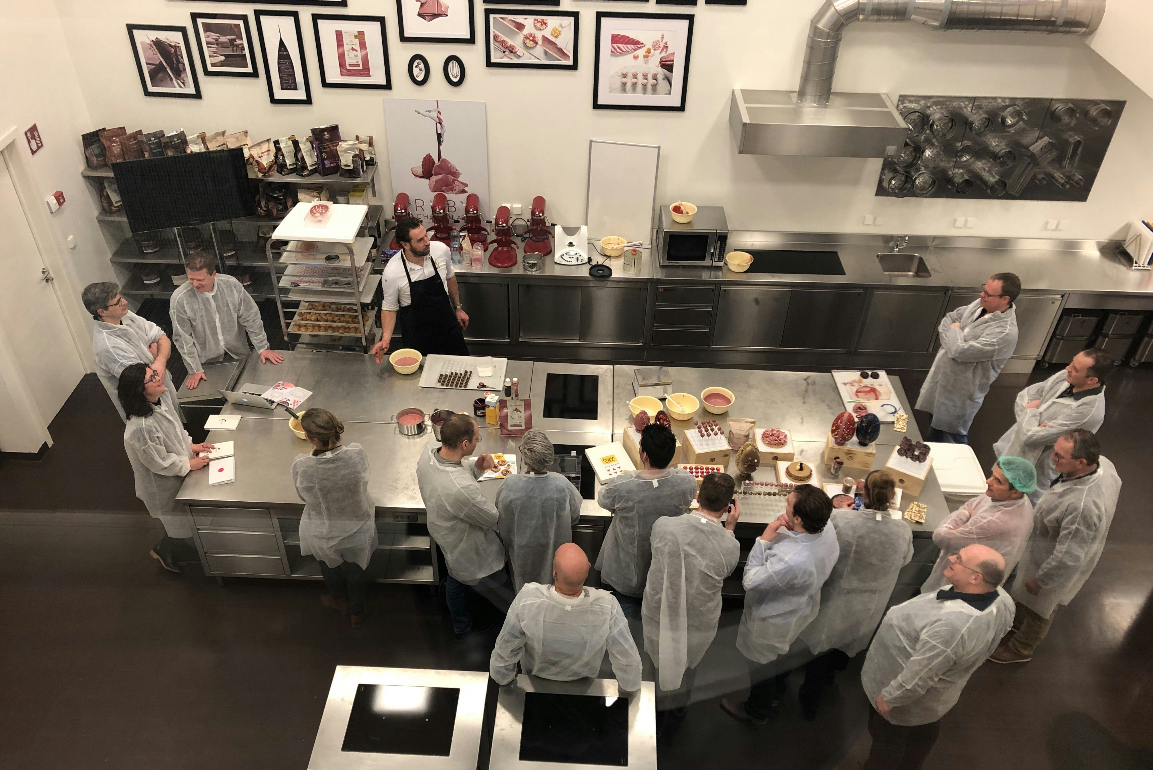 Chocolade is een interessant bijproduct voor de bakker. Op de foto een workshop van Meester Patissier Hidde de Brabander. Foto: Chocolade Compleet