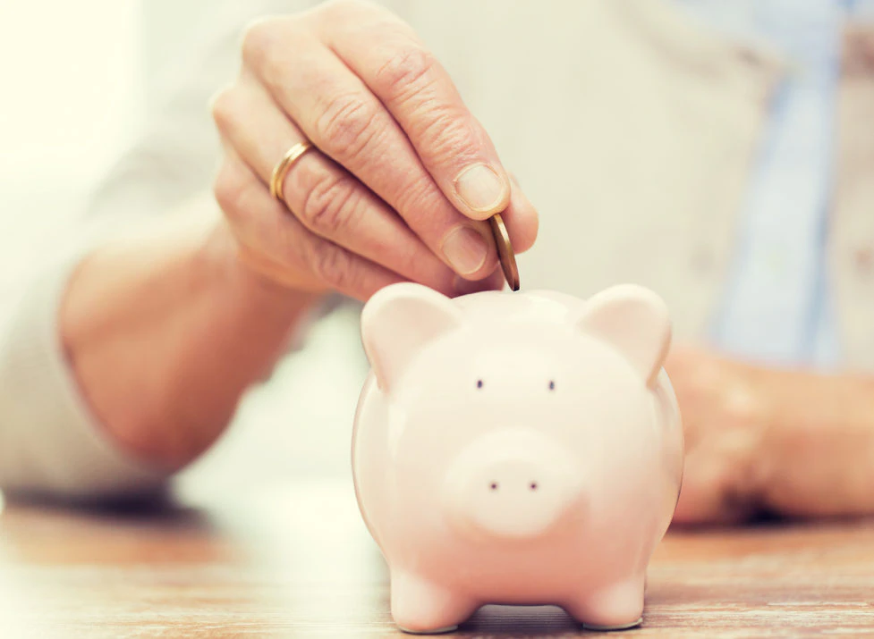 Als je geld verdient, kun je het sparen voor later en wellicht eerder stoppen met werken. Foto: Shutterstock