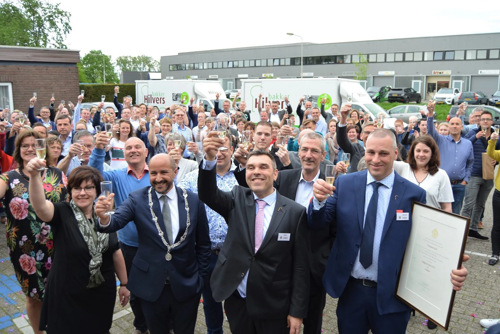 De directie van Bakkerij Hilvers heft het glas op de onthulling. Links van algemeen directeur Aike Hilvers, burgemeester Marcouch van Arnhem.
Foto: Hilvers