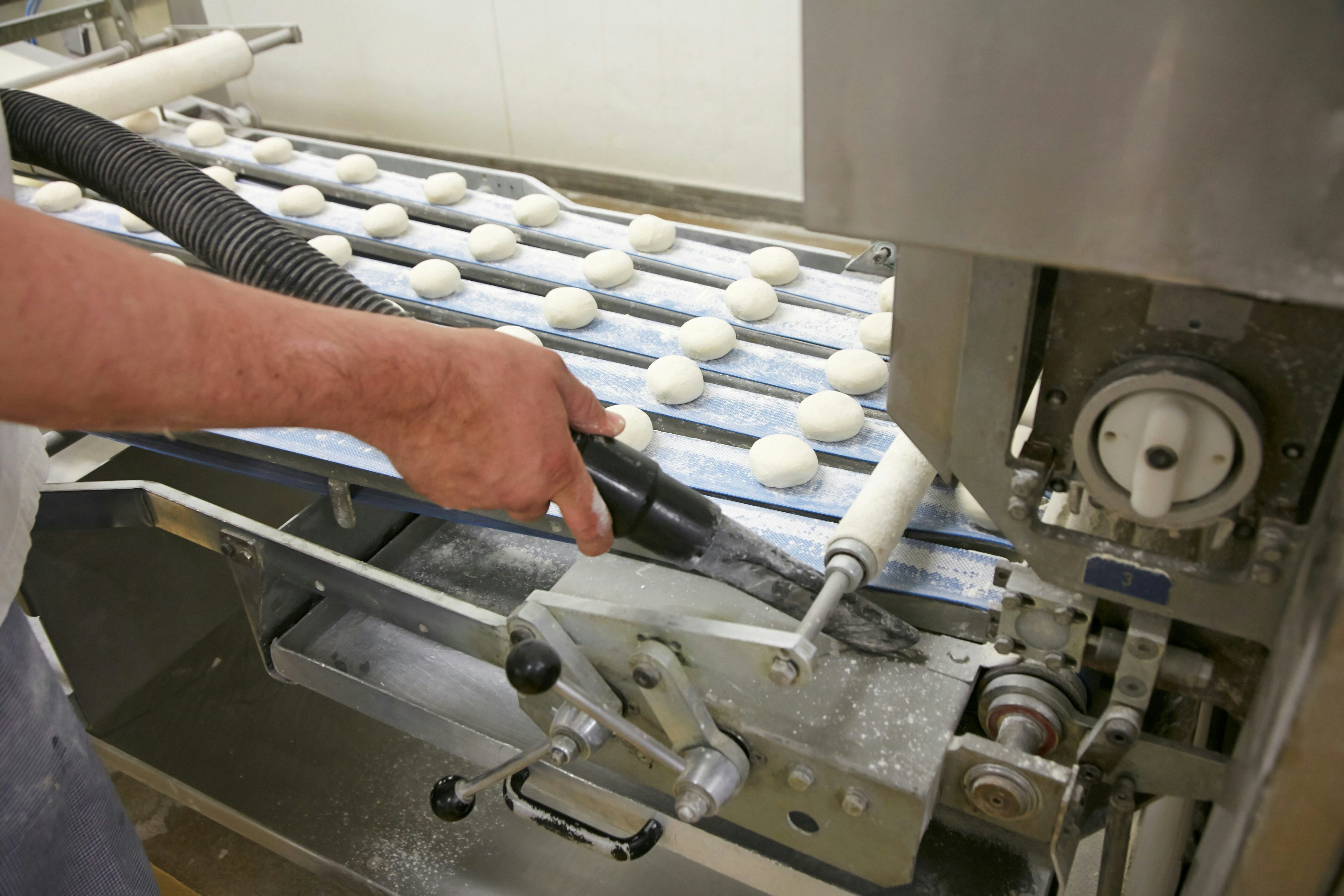 Gebruik van een zeef bij het strooien van grondstoffen geeft veel minder blootstelling dan strooien met de hand. Foto: Oscar van der Wijk