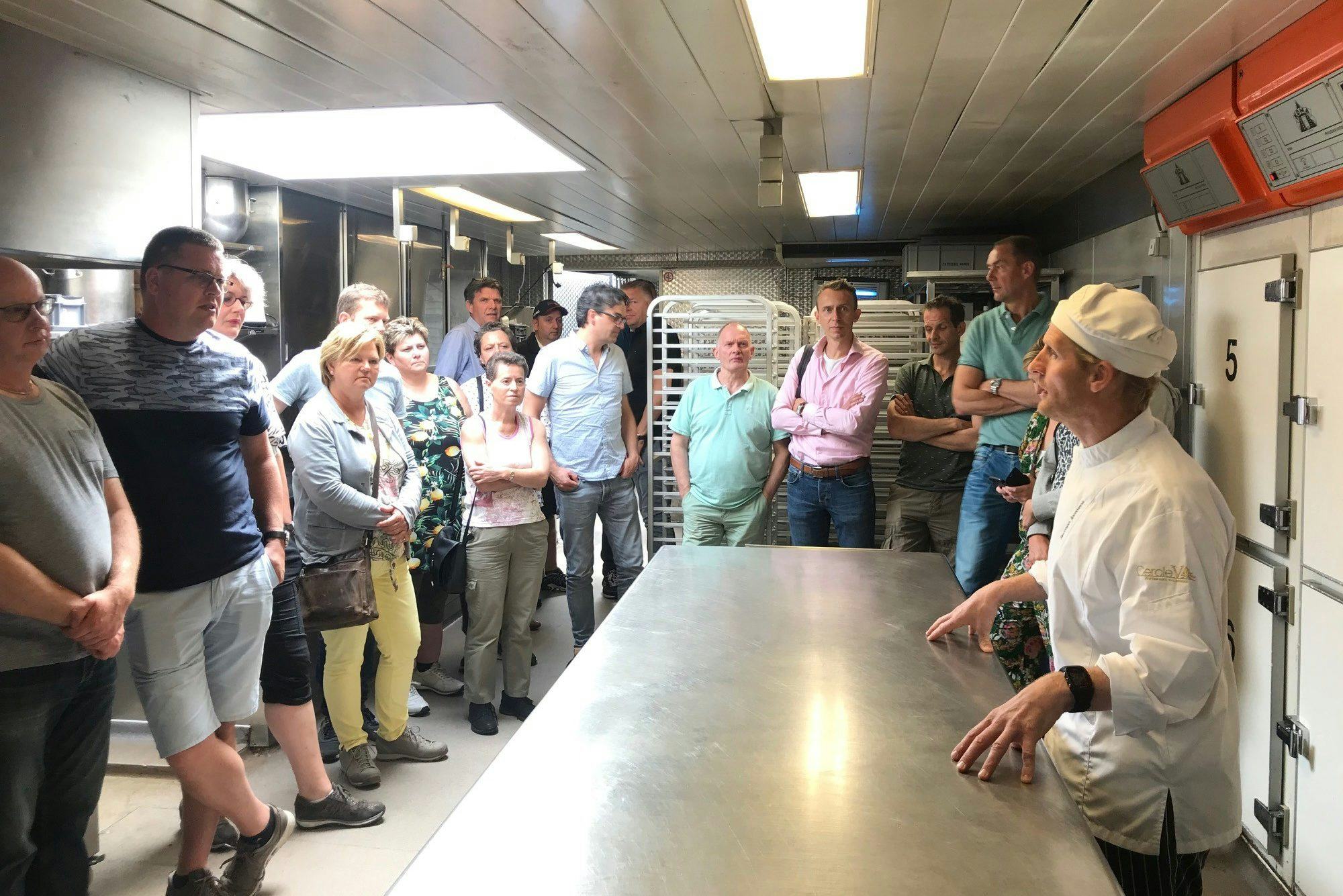 De deelnemers aan MPG on Tour luisteren geïnteresseerd naar wat ondernemer Herman Janssen van Manus te vertellen heeft.
Foto's: Ank van Lier