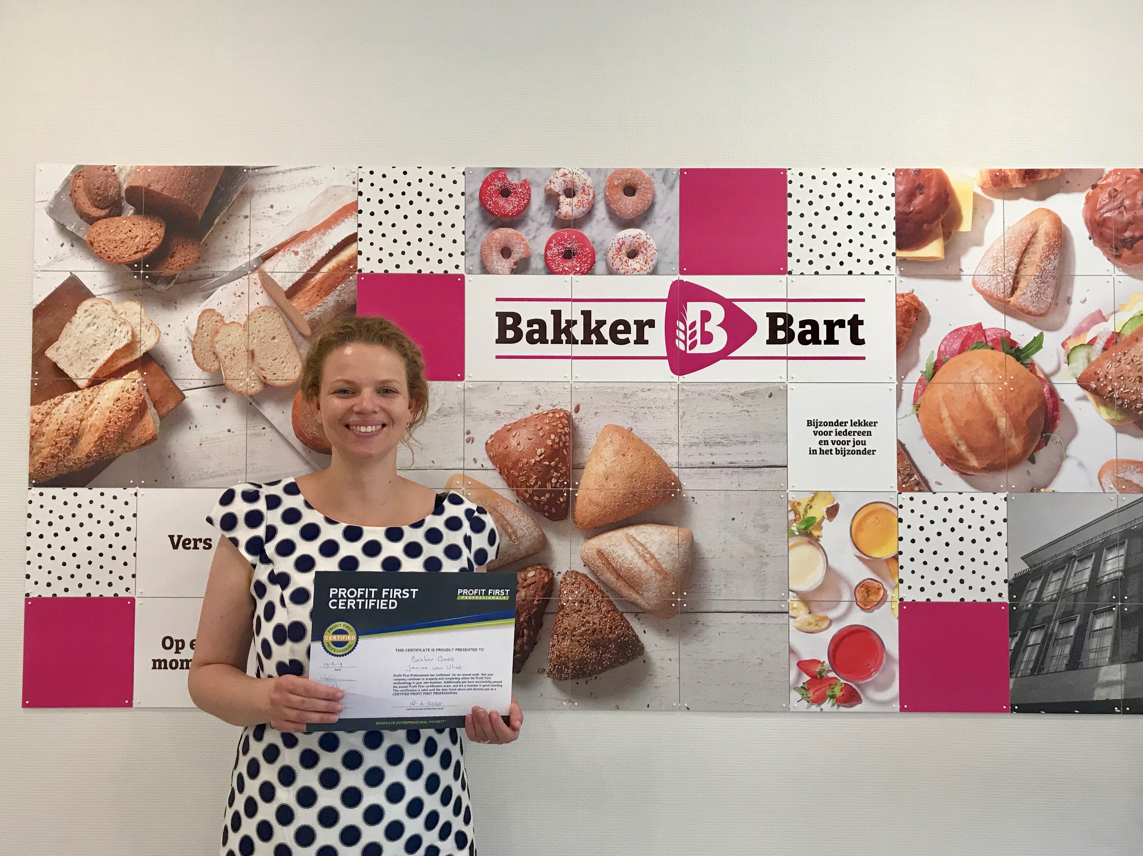 Janine van Vliet toont met trots dat Bart's Retail de eerste franchiseorganisatie is, die is gecertificeerd als Profit First Professional.
Foto: Bart's Retail