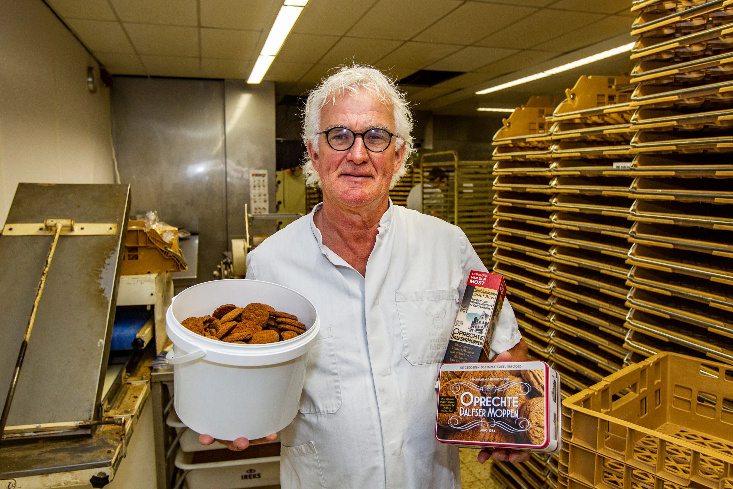 In 2011 kreeg Van der Most het recept van de Dalfser Moppen in de schoot geworpen. De koekjes worden binnenkort ook verkocht in een speciaal blik. Foto's: Ronald Hissink