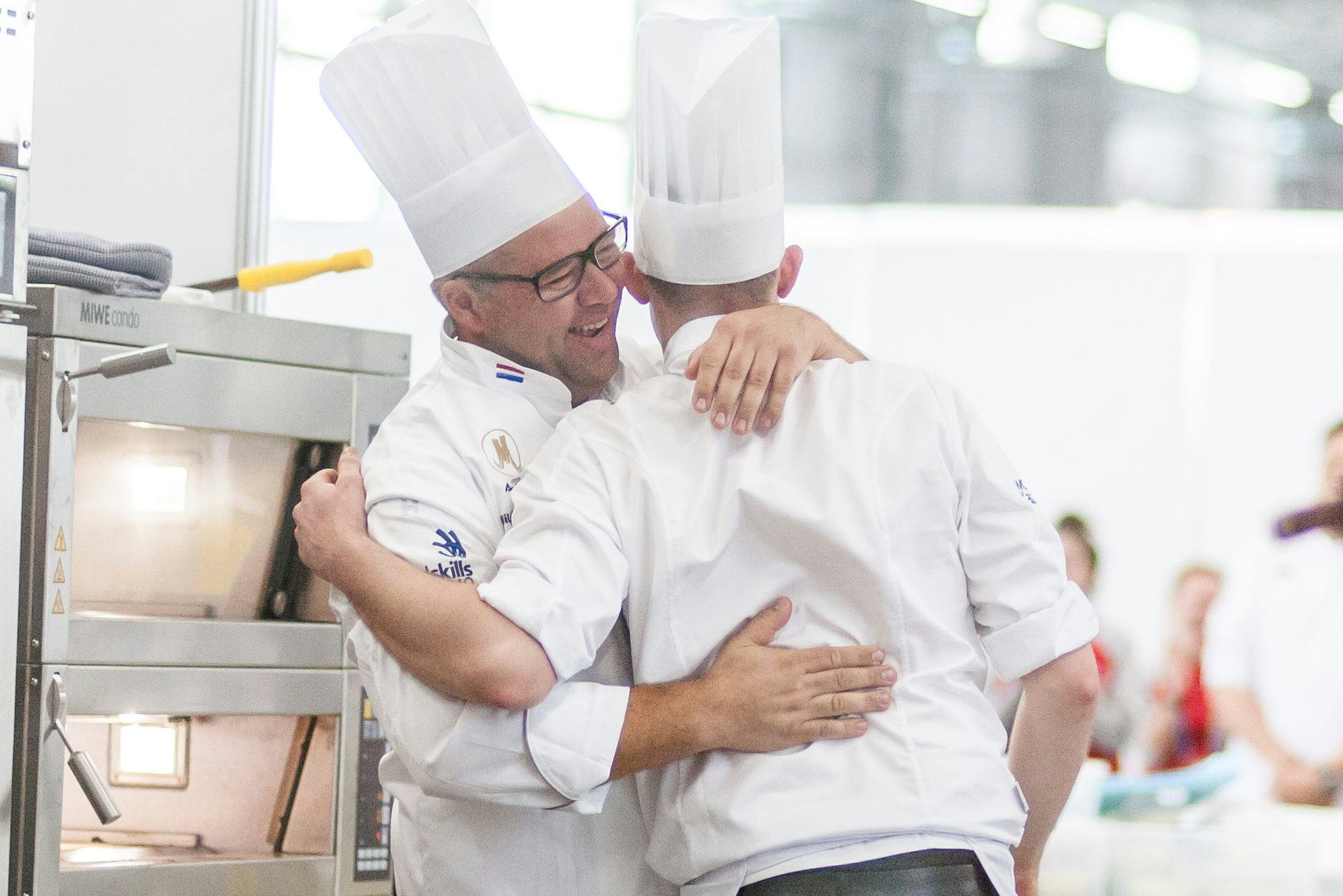 Hiljo Hillebrand omarmt Tim Bienefelt na gedane presetaties.
Foto's: Worldskills