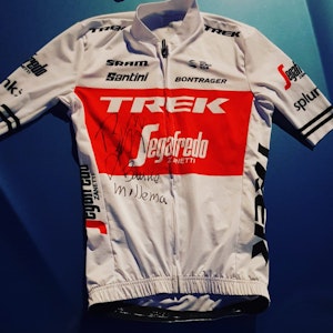 Bauke Mollema steunt de Tour de Bakker en schenkt een speciaal wielershirt.