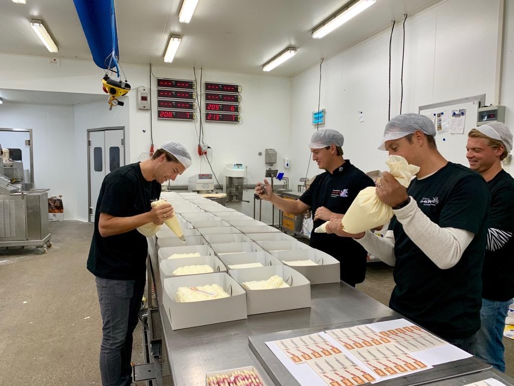 Bakkers van Bakery Nexus zijn druk bezig met de tachtig taarten voor het Kinderfonds.