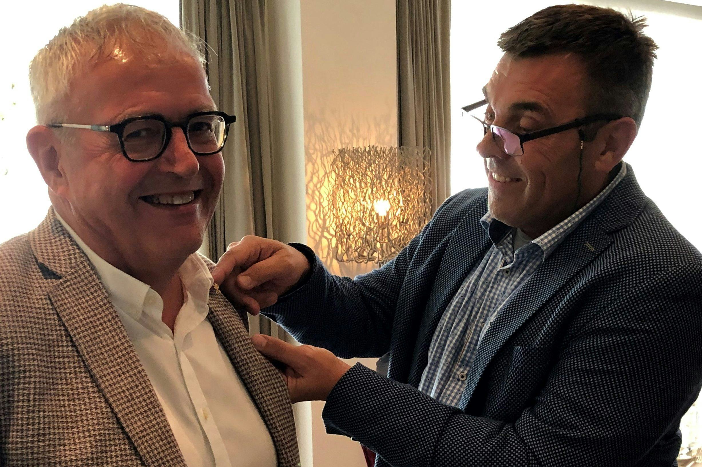 Beko-voorzitter Hilvers speldt Chiel van de Hout de gouden speld op.
Foto: Beko