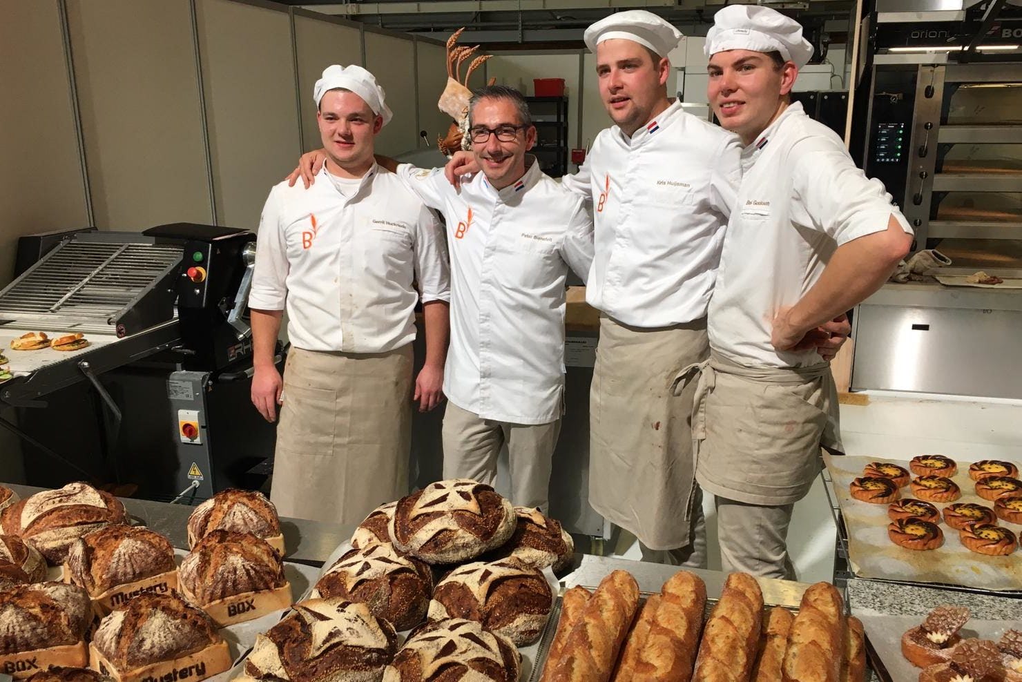 Gerrit Huckriede, coach Peter Bienefelt, Kris Huijsman en Bas Goossen.