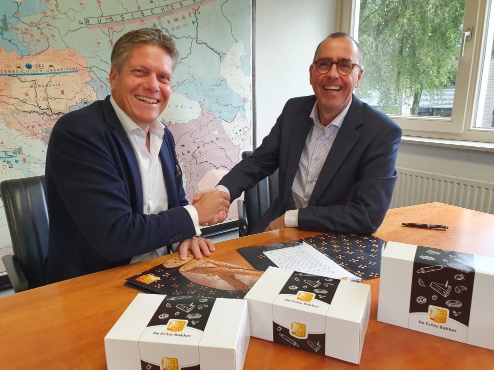 Bob Sars van Bakeplus en Geert Caniels van het gilde bezegelen de samenwerking met een handdruk.
Foto: Echte Bakkersgilde