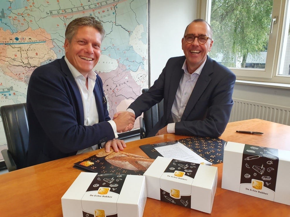Bob Sars van Bakeplus en Geert Caniels van het gilde bezegelen de samenwerking met een handdruk.
Foto: Echte Bakkersgilde