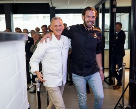 Jacques Vos (links) met zijn opvolger Hidde de Brabander. Foto: Koos Groenewold