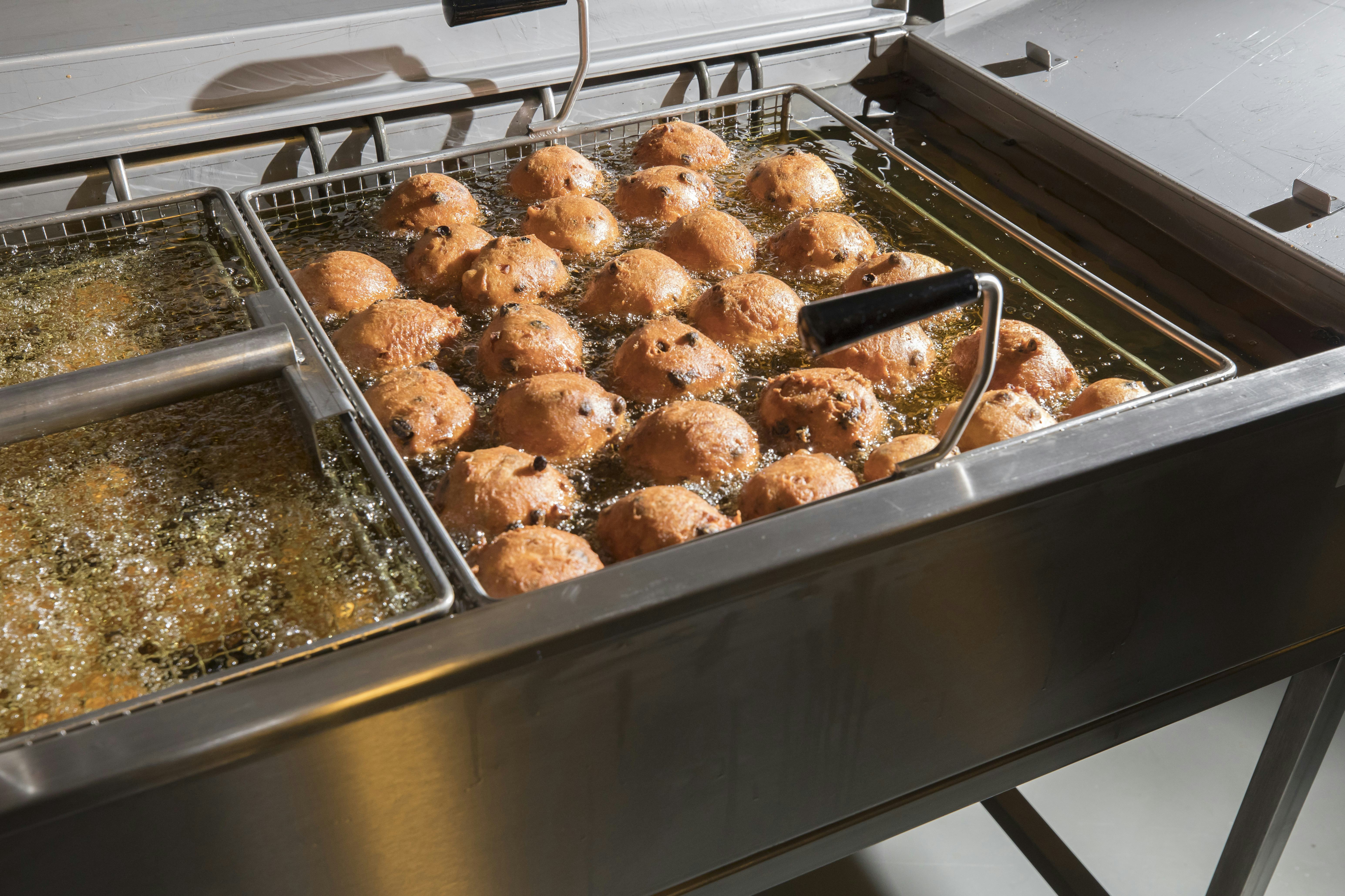 Bakker van Maanen houdt een oliebollen drive-in bij de  bakkerij.