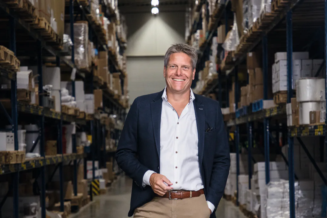 Directeur Bob Sars verricht de officiële opening op de nieuwe locatie. Foto: Herbert Wiggerman