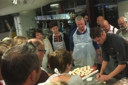 Lars van Dongen, kampioen worstenbroodbakker van 2019, geeft een demo.
Foto's: Stichting Lekkerste Worstenbroodje