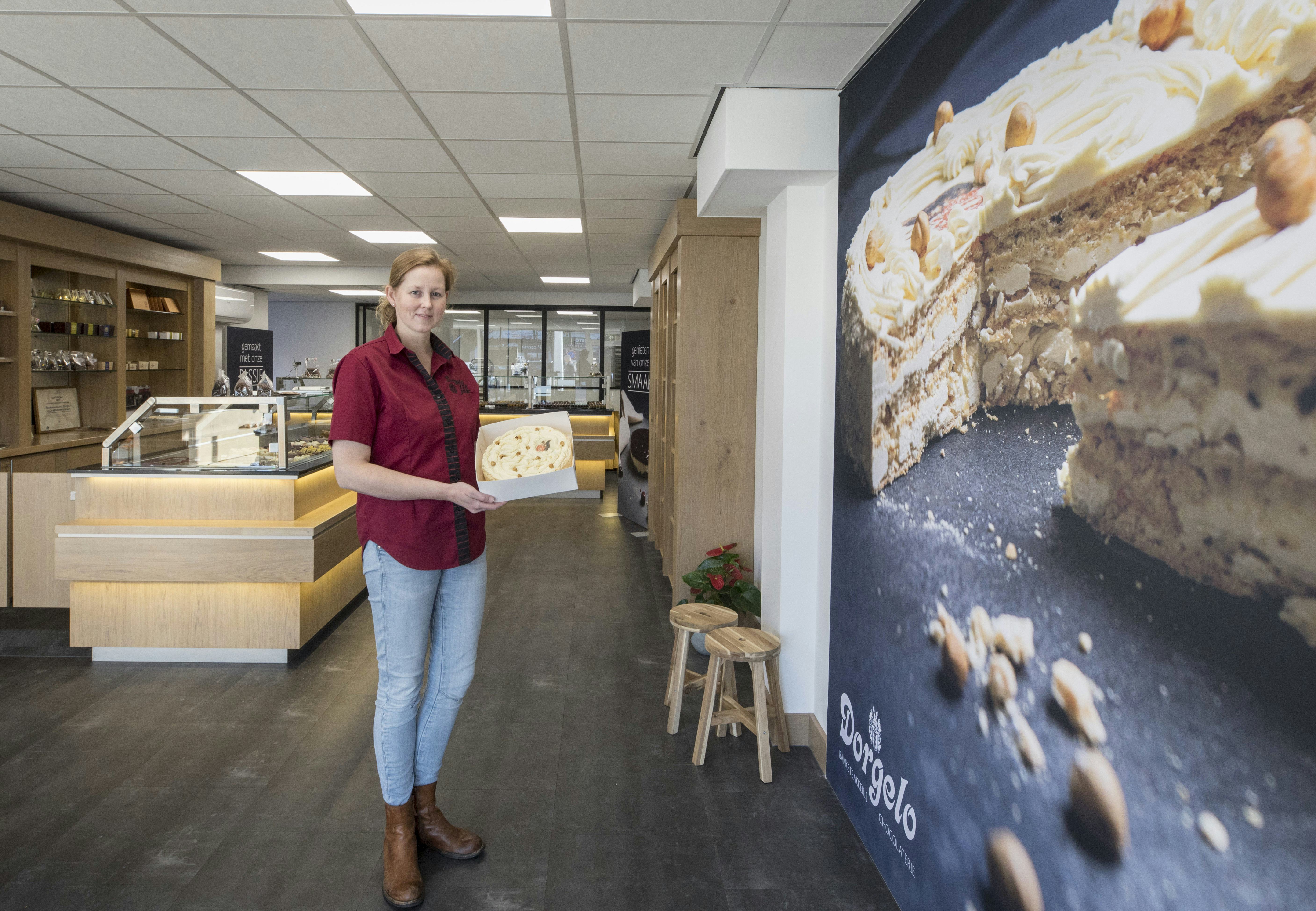 De hazelnoottaart is dé hardloper van banketbakkerij Dorgelo in Dedemsvaart. Esmeralda is verantwoordelijk voor de onlangs verhuisde winkel van de banketbakkerij naar de Markt.
Foto's: Koos Groenewold