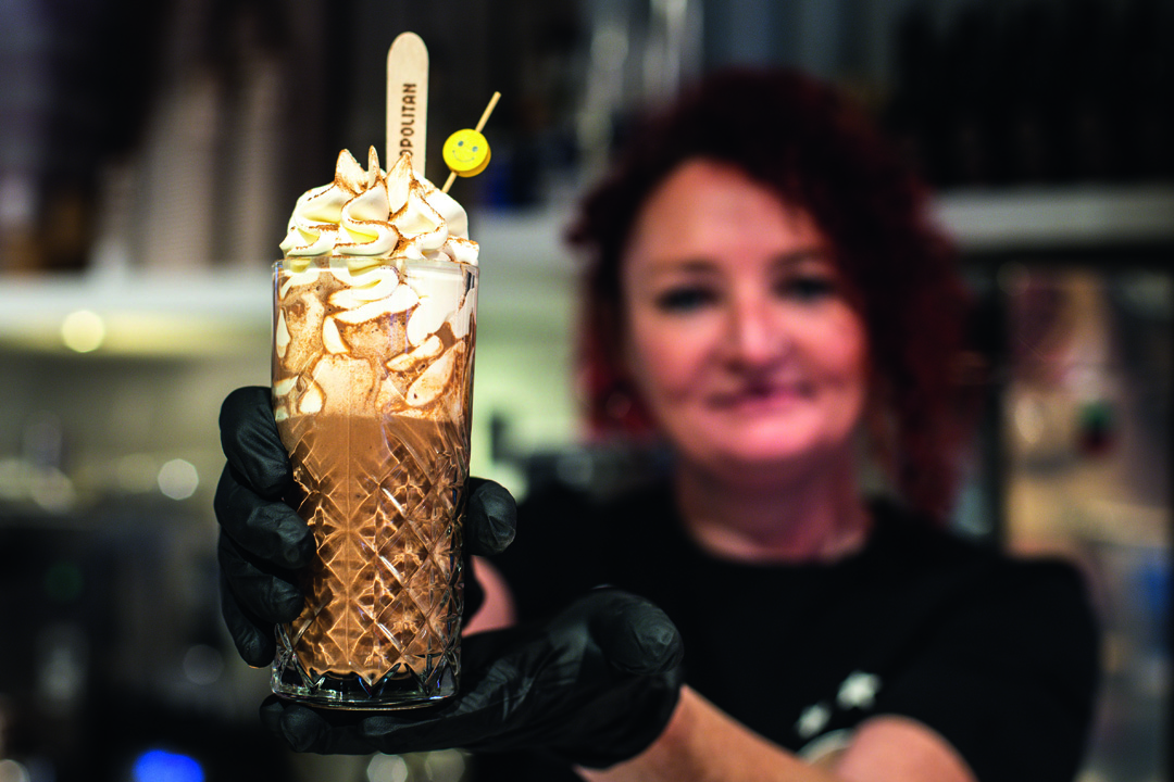 Bij Metropolitan in Amsterdam wordt chocolademelk geserveerd, ‘zoals moeder vroeger maakte’. Foto’s: Diederik van der Laan