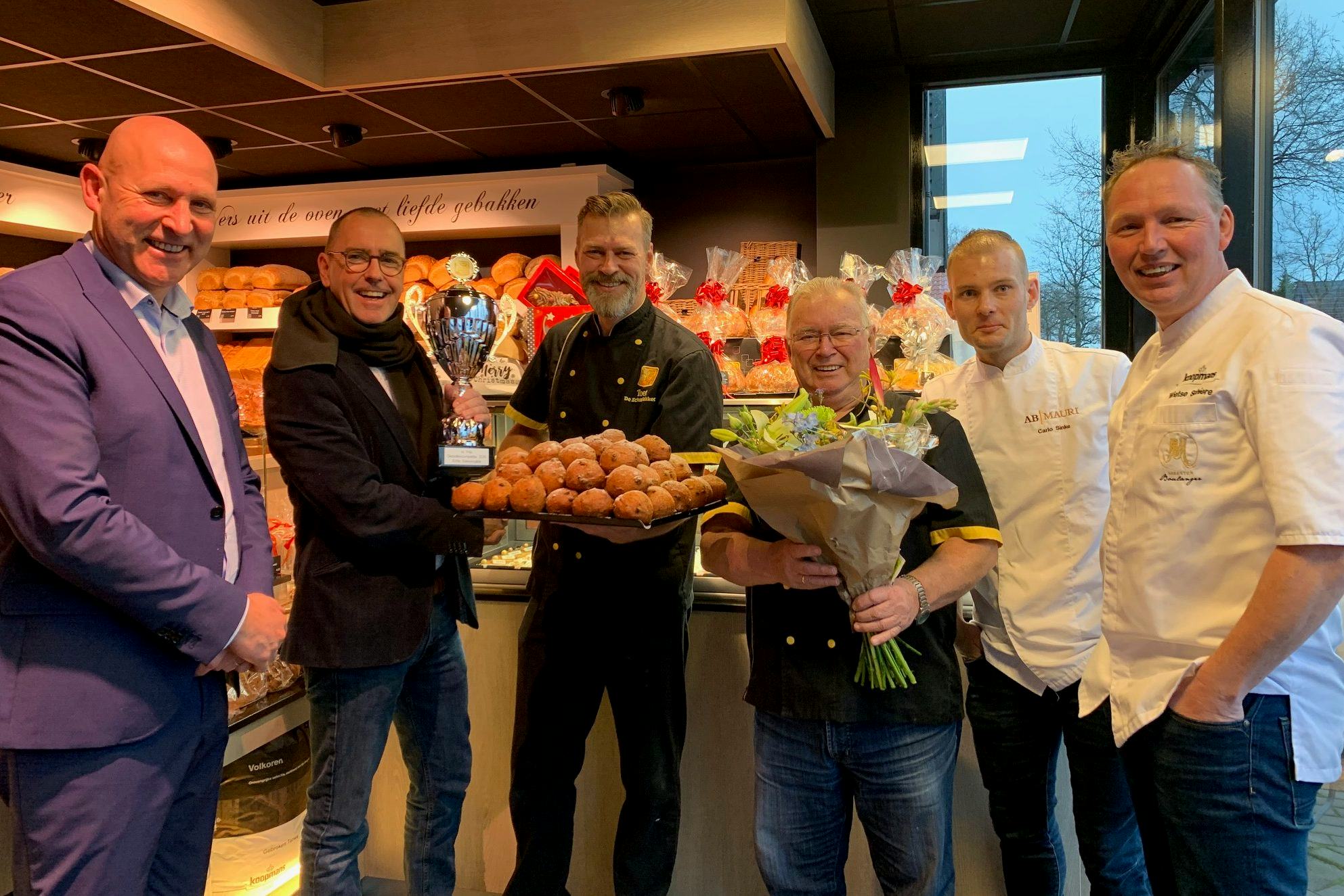 Jan Toet (m) ontvangt de kampioensbeker uit handen van Gilde-directeur Geert Caniels.
Foto's: EB