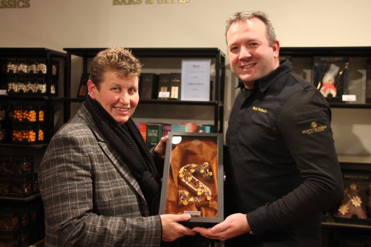 Kathy uit Oirschot wint  de limited edition versie van de met Swarowski kristallen bezette chocoladeletter.