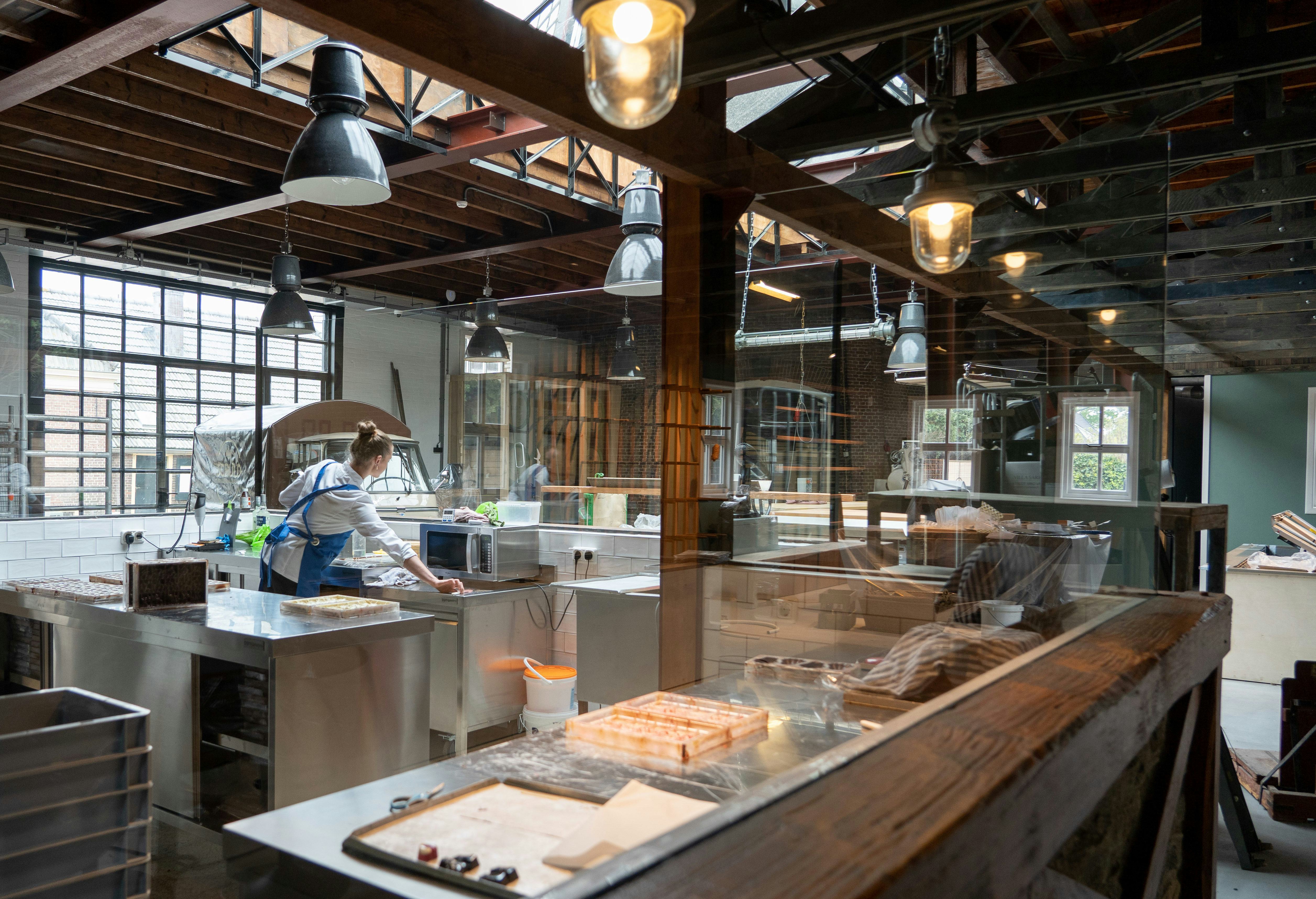 Glas tussen de productieruimte en de winkel, zoals hier bij de Bakkersmolen in Oostendorp, laat bakkerij en winkel in elkaar overvloeien. Belangrijk is wel dat er gewerkt wordt tijdens openingsuren. Foto: Jan Willem Schouten