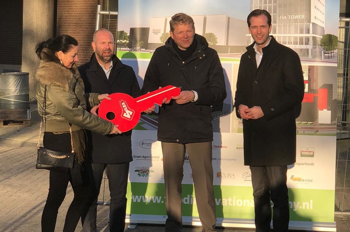het officiële overdrachtsmoment met van rechts naar links wethouder Bart Bikkers van de gemeente Vlaardingen (Economische Zaken), in het midden Alfred Bruin (lid van het dagelijks bestuur van de FIA en eigenaar van Royal Steensma), wethouder Sebastiaan Nieuwland (Vastgoed) en wethouder Ivana Somers (Bouwen).
Foto: FIA