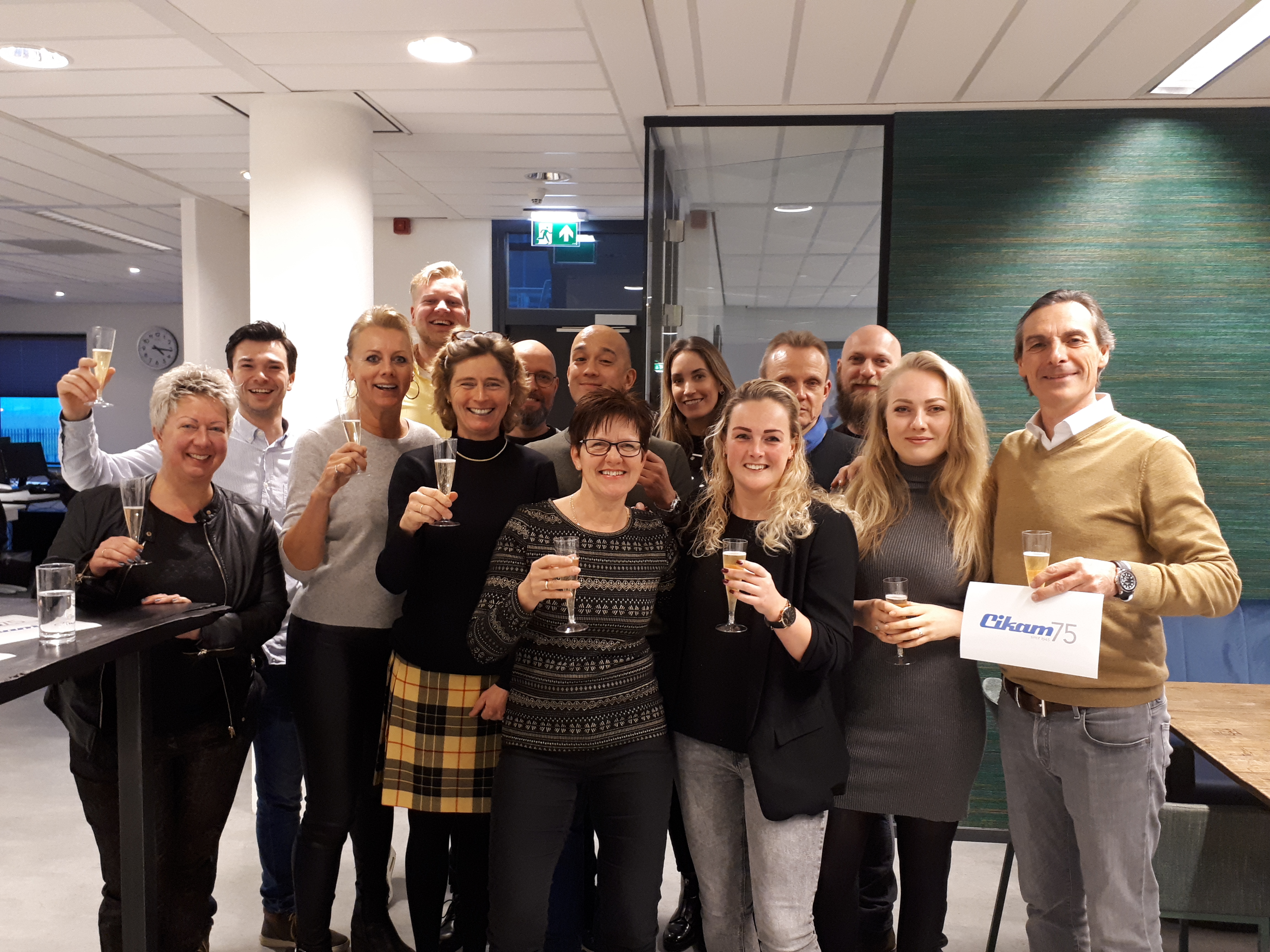 Cikam heeft het jubileumjaar feestelijk ingeluid met al het personeel.