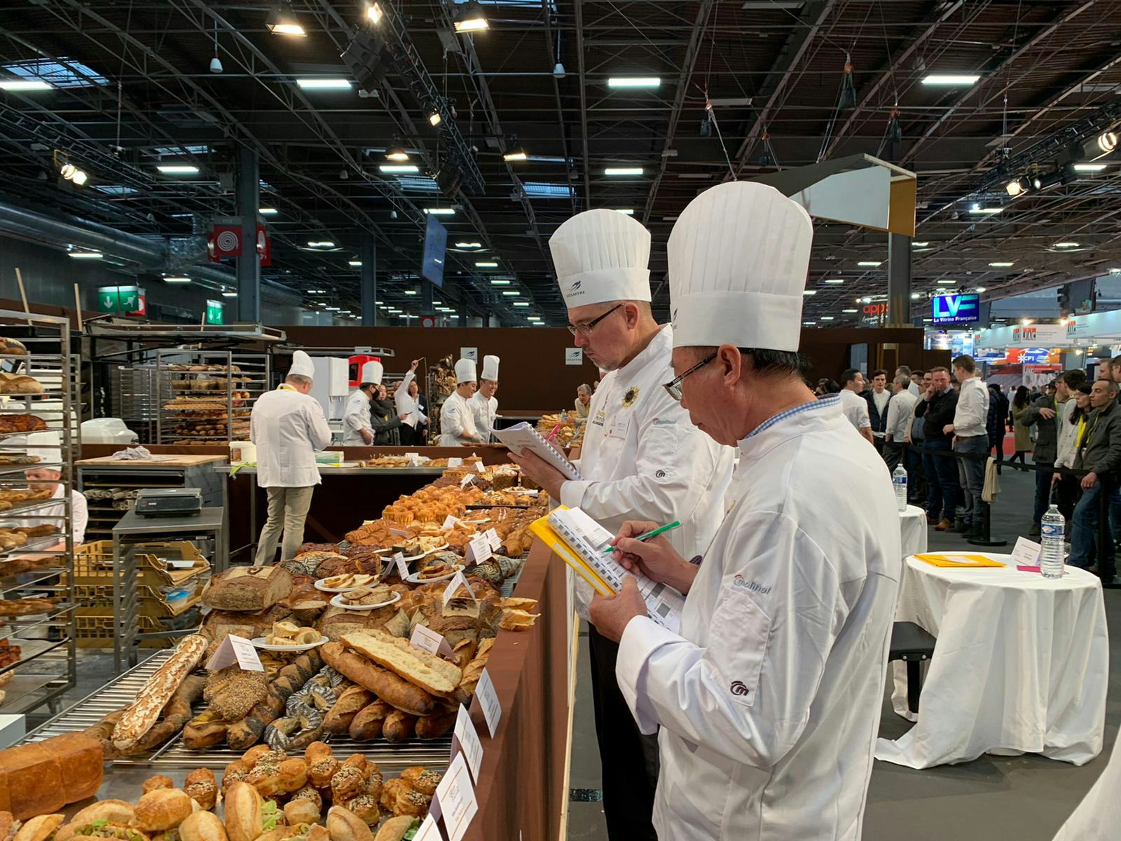 De jury beoordeelt de producten van het Nederlands BoulangerieTeam op het WK in Parijs.